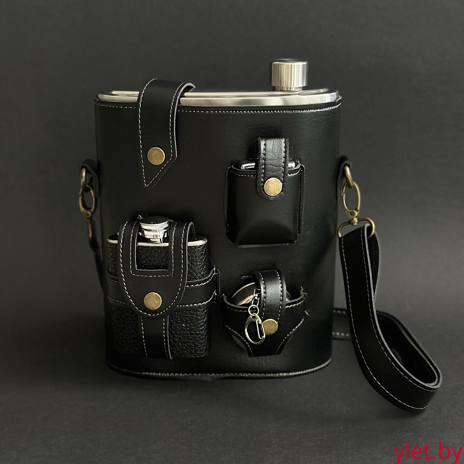 Набор походный 4 предмета черный (фляжка 1,4 литра, фляжка 120 мл, зажигалка бензиновая, складная стопка, ремень для переноски)