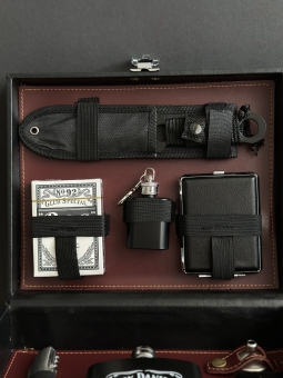 - Подарочный набор в кожаном кейсе (10 предметов) PMH-1 (мультитул, бензиновая зажигалка, портсигар, фляжка 8oz, фляжка-брелок 1oz, карты, нож, 2 стопки, лейка)