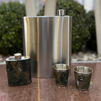 Набор походный Камуфляж. Фляжка 1.4 литра, фляжка 120 мл, 2 стопки, сумка для переноски