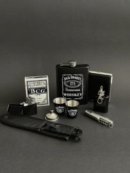 - Подарочный набор в кожаном кейсе (10 предметов) PMH-1 (мультитул, бензиновая зажигалка, портсигар, фляжка 8oz, фляжка-брелок 1oz, карты, нож, 2 стопки, лейка)