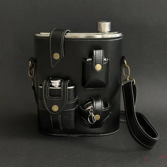 Набор походный 4 предмета черный (фляжка 1,4 литра, фляжка 120 мл, зажигалка бензиновая, складная стопка, ремень для переноски)