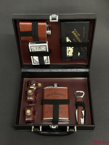 Подарочный набор в кожаном кейсе (8 предметов) PMH-2 (мультитул, фляжка 4oz, фляжка 8oz, карты, домино, 2 рюмки,лейка)