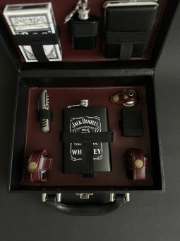 - Подарочный набор в кожаном кейсе (10 предметов) PMH-1 (мультитул, бензиновая зажигалка, портсигар, фляжка 8oz, фляжка-брелок 1oz, карты, нож, 2 стопки, лейка)