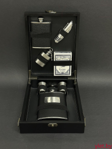 Набор подарочный (7 предметов) 23-MH-5 (Фляжка 9oz, фляжка 7oz, фляжка брелок 1 oz, мультитул, карты 2 стопки, лейка, ремень для переноски)