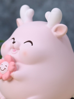 Копилка «Олененок с цветком», розовая